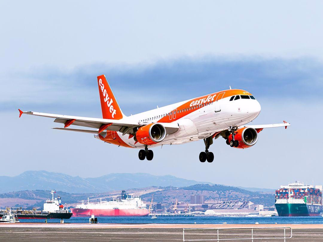 easyJet Airbus A320 Makes Emergency Landing at Lamezia Terme Following Engine Failure