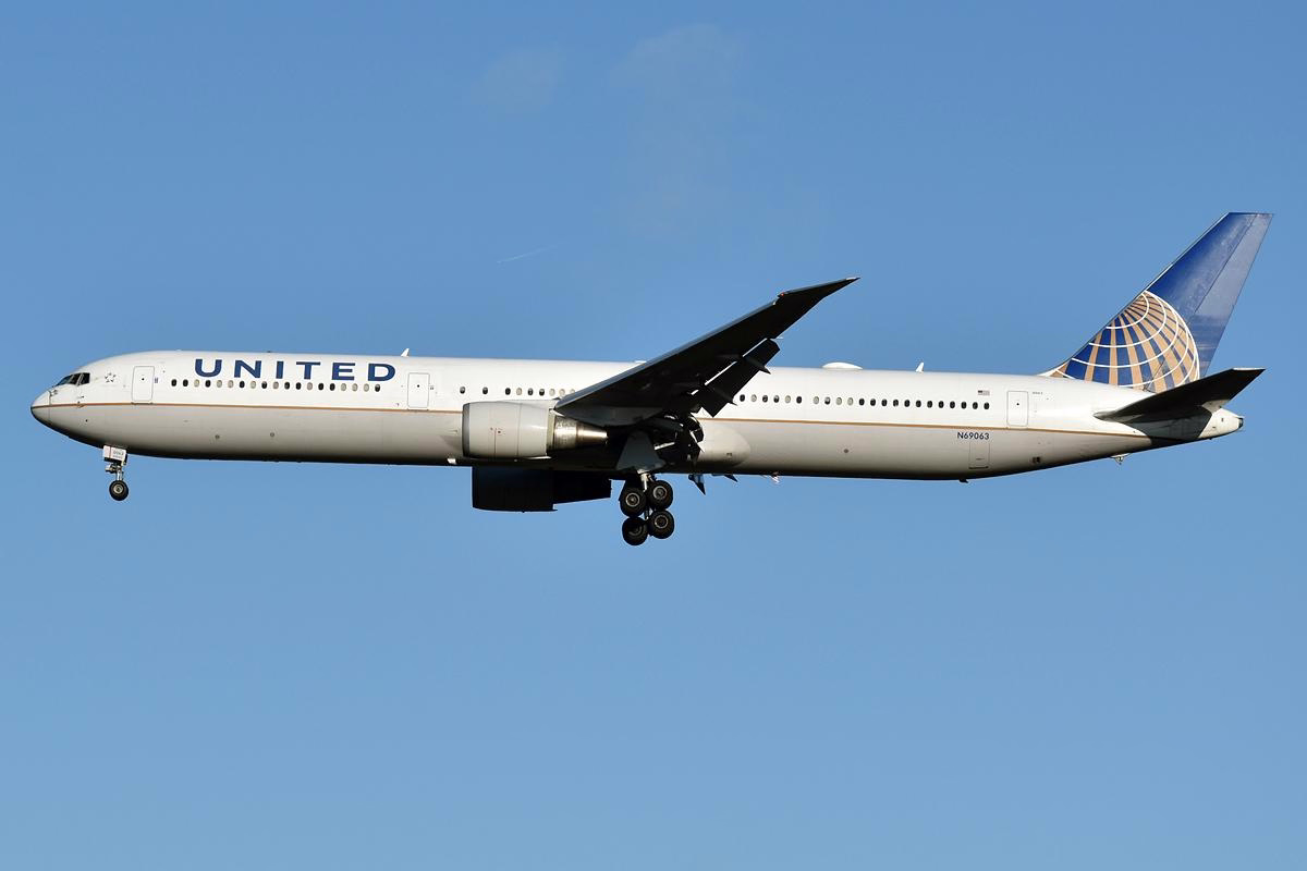 United Airlines Flight Collides With Delivery Truck in Newark