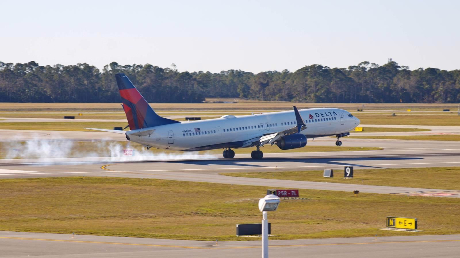 Delta 737-900ER Returns to Atlanta After Engine Issue
