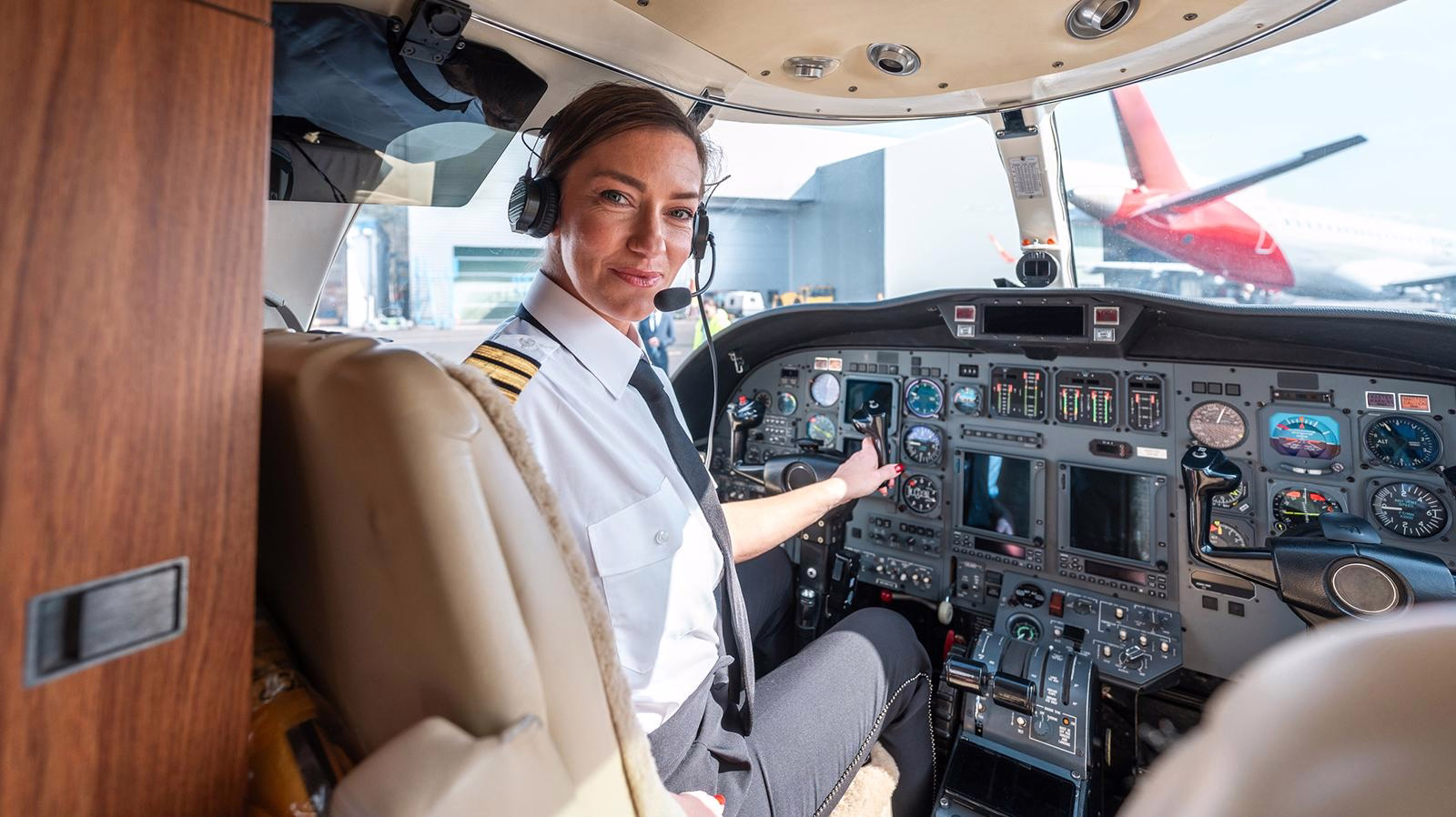 How Much Do Air Force One Pilots and Major Airline Captains Earn?
