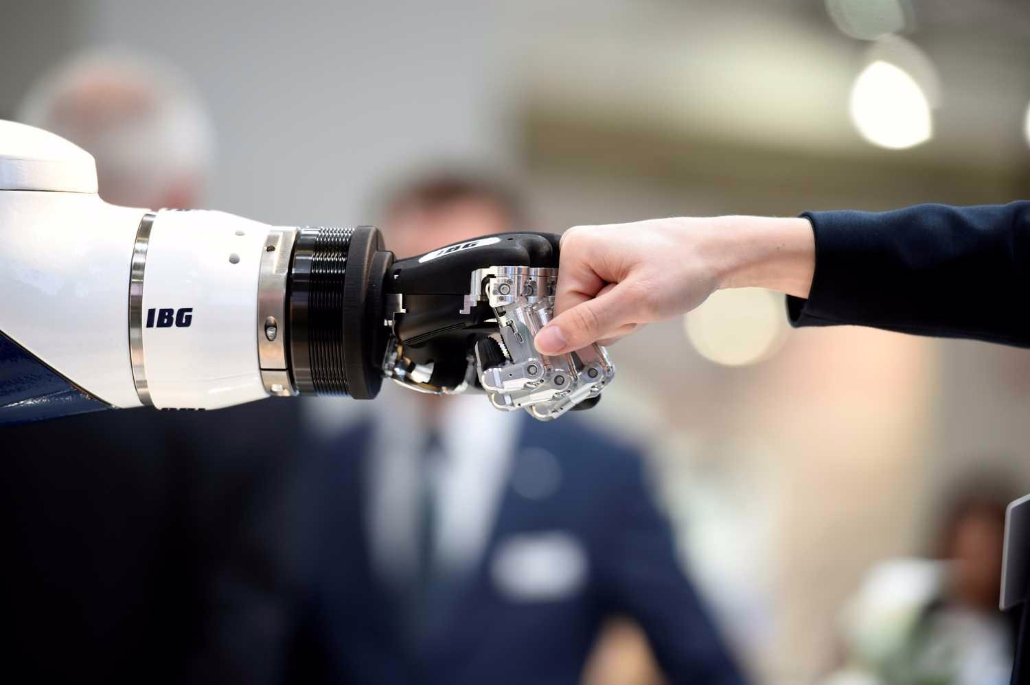 Travel Industry Invests Billions in AI, Calls for Neutral Oversight