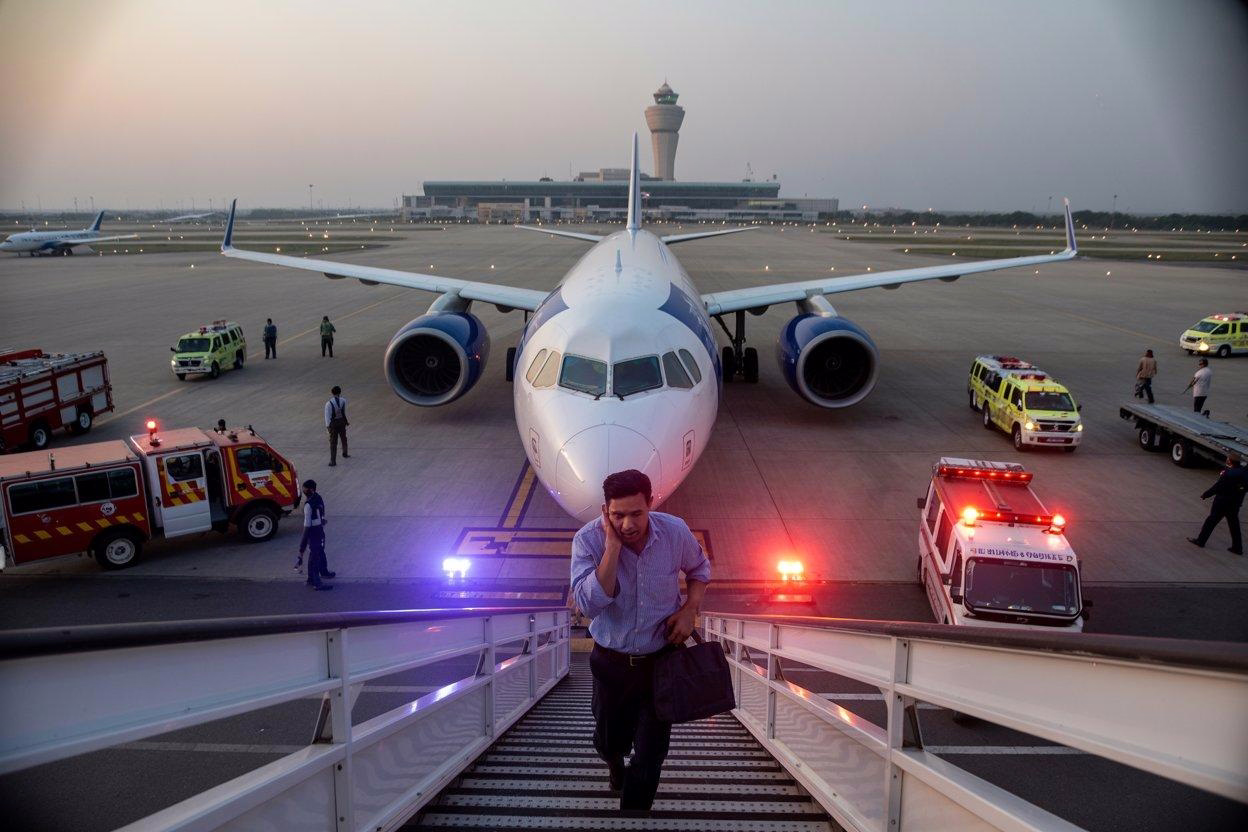 IndiGo Flight Makes Emergency Landing at Delhi Airport Following Suspected Engine Failure