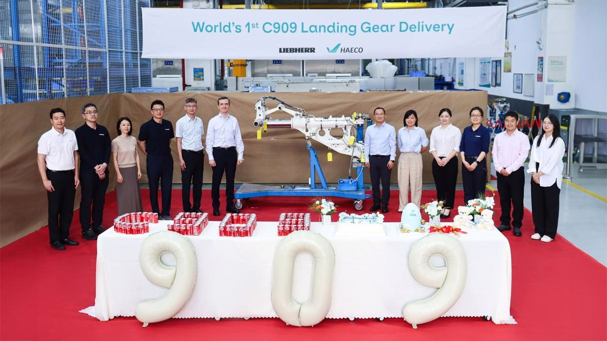 Liebherr and Loong Air Sign Service Agreement
