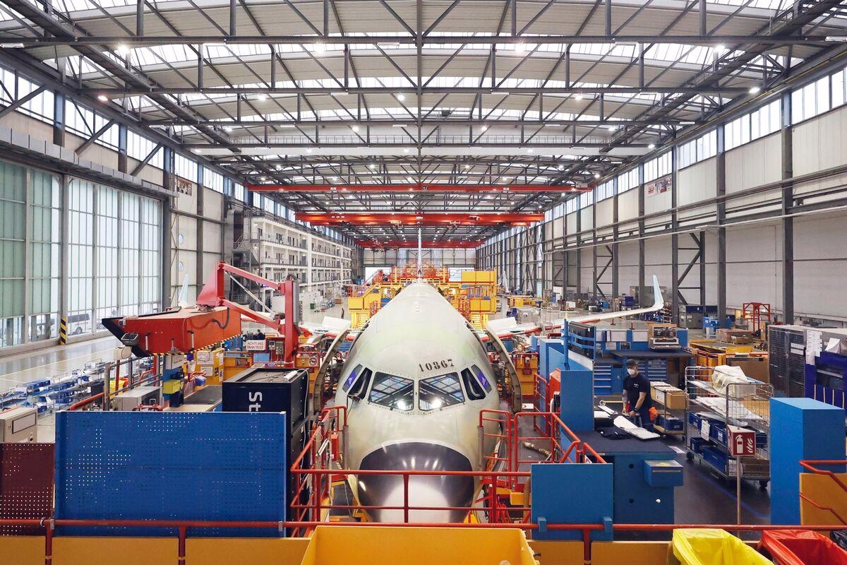 Airbus and Boeing Aircraft Deliveries Exceed 2025 Targets