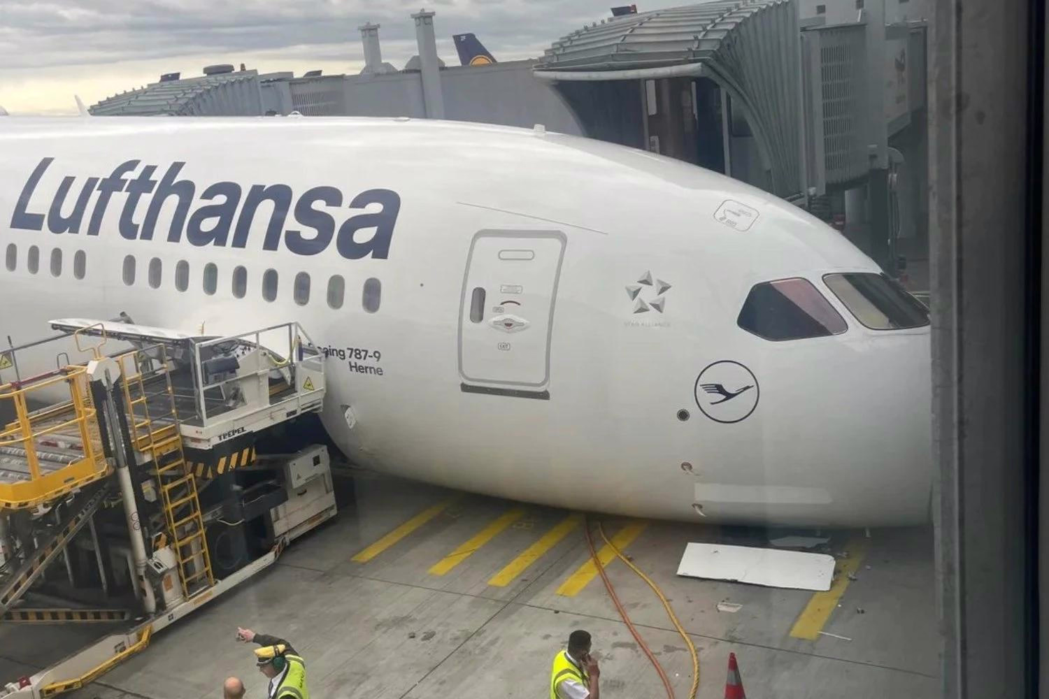 Lufthansa Boeing 787-9 suffers nose gear collapse at Frankfurt Airport