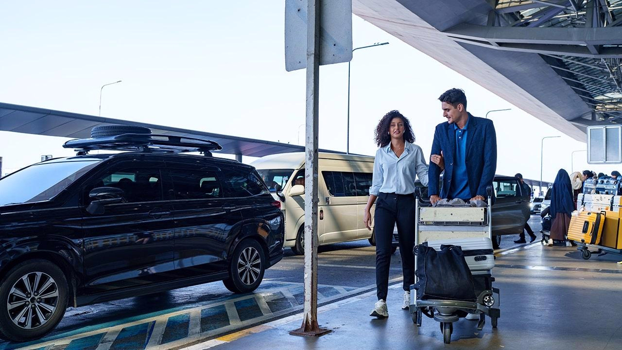 Airbnb Expands Services to Include Airport Pickups, Luggage Storage, and AI Travel Tools