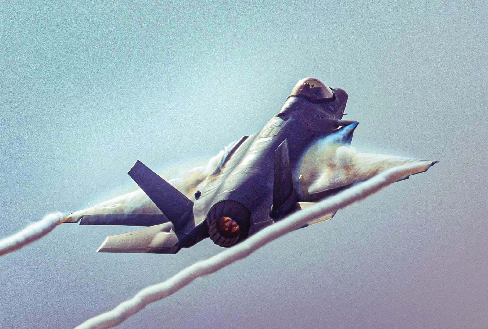 F-35 and F-22 Pilot Salaries Compared in 2026