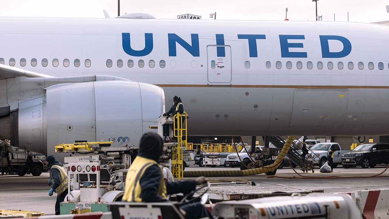 United Airlines Boeing 777-200 Returns to D.C. After Engine Overheating During Takeoff