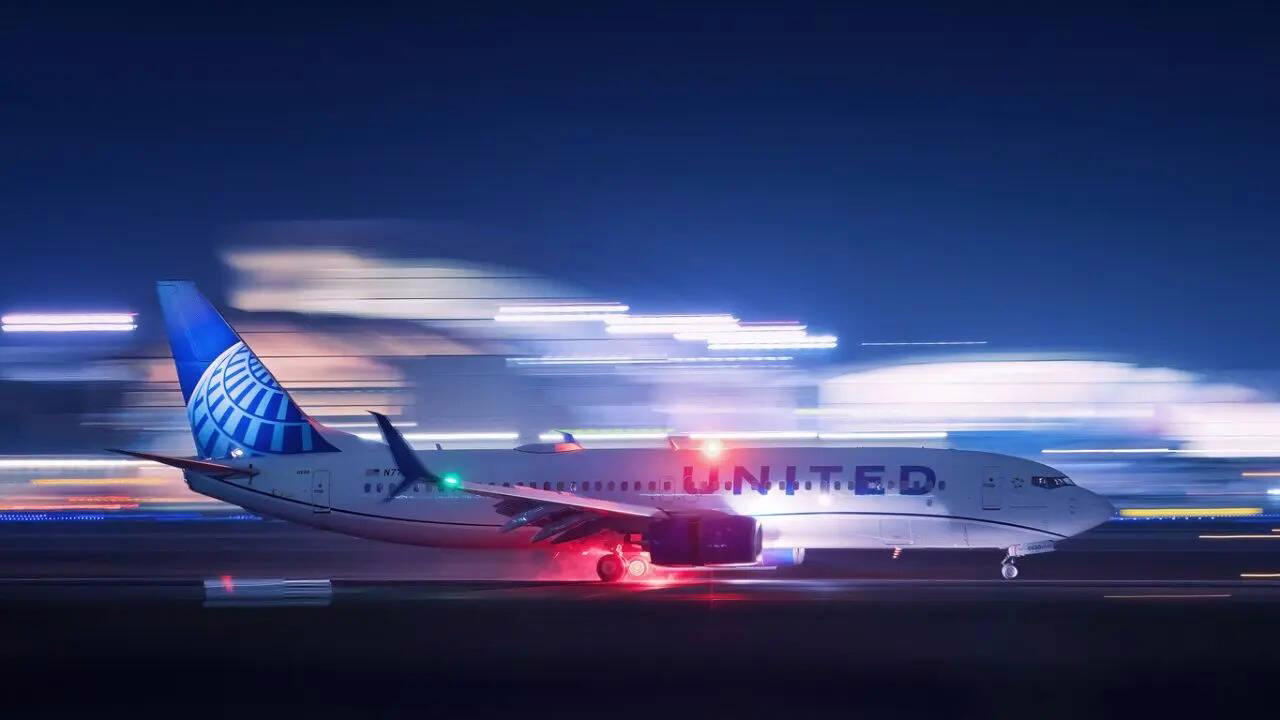 United Airlines flight makes emergency landing at Dulles after engine failure
