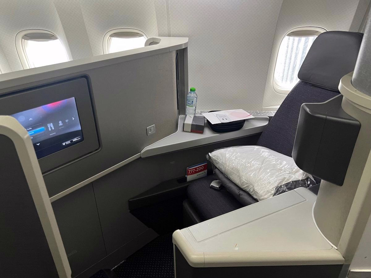 American Airlines Negotiates with Airbus and Boeing to Replace Aging 777-200ER Fleet