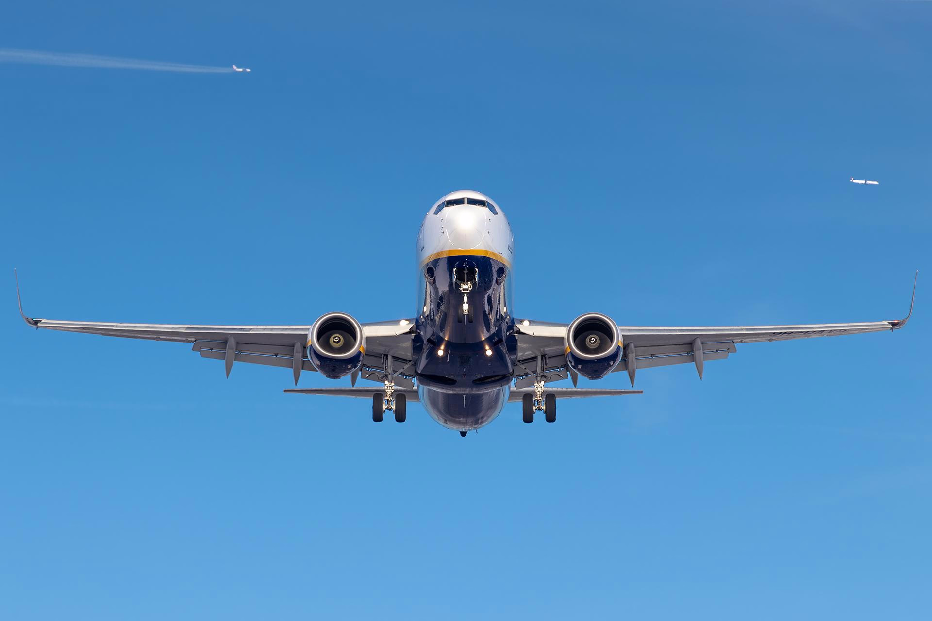 Ryanair 737 Window Ruptures After Engine Fan-Blade Failure