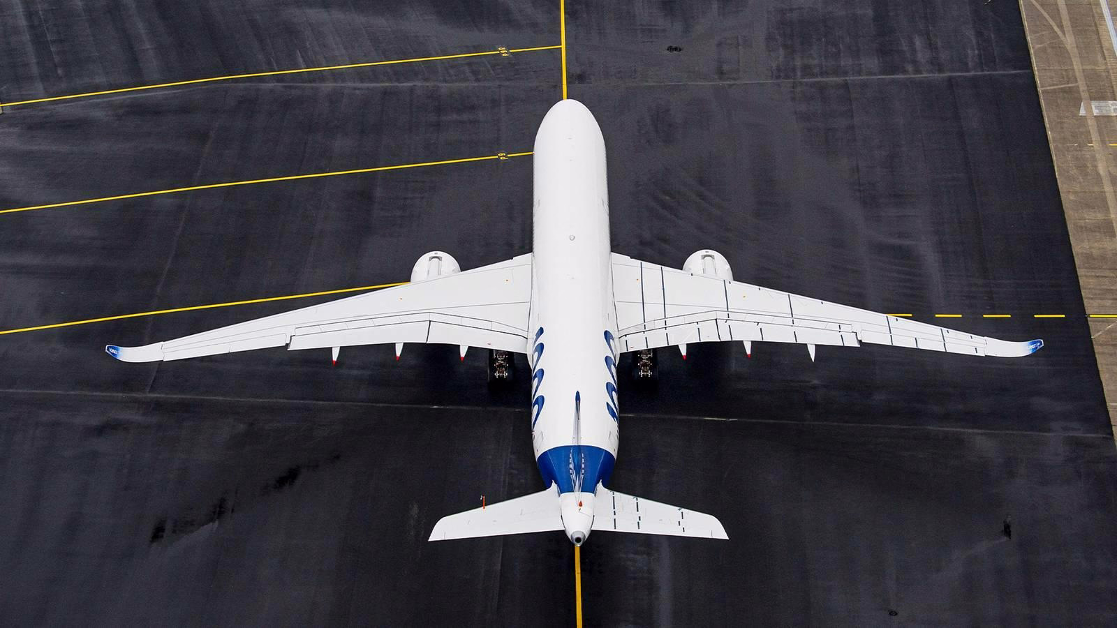 What Sets the Airbus A350’s Wing Design Apart from Other Widebodies