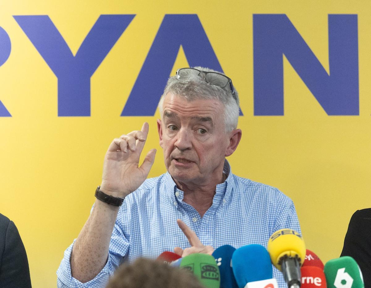 Ryanair Considers Revising $30 Billion Boeing Order Amid U.S. Criticism Over COMAC Jets