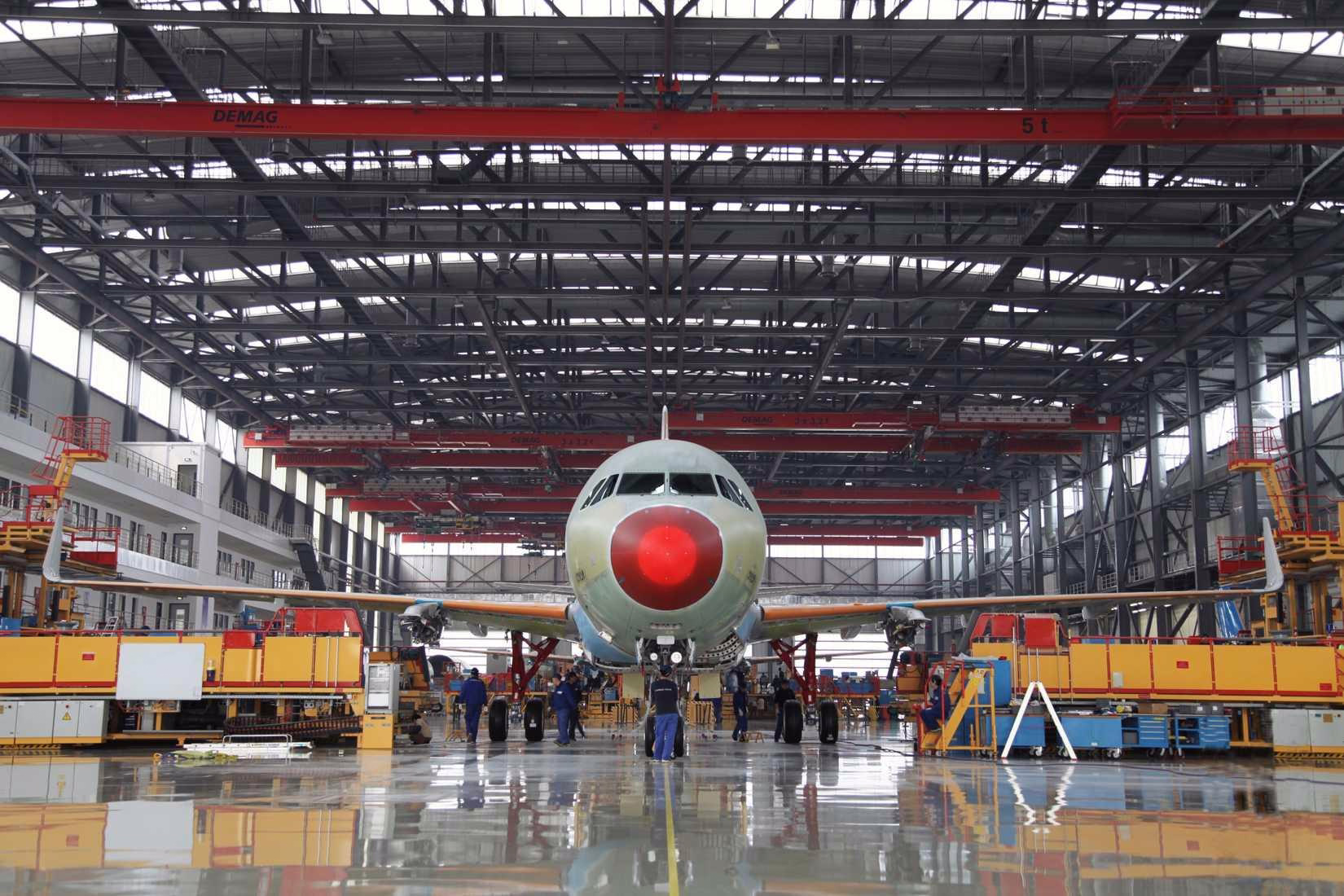 Airbus Reports Record Orders and Freighter Launch Amid Hybrid-Work Debate
