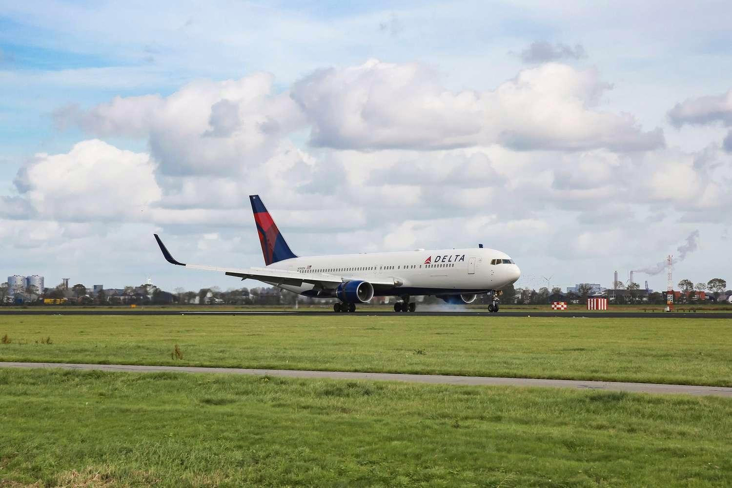 Delta Boeing 767 Over 30 Years Old Returns to Origin Airport