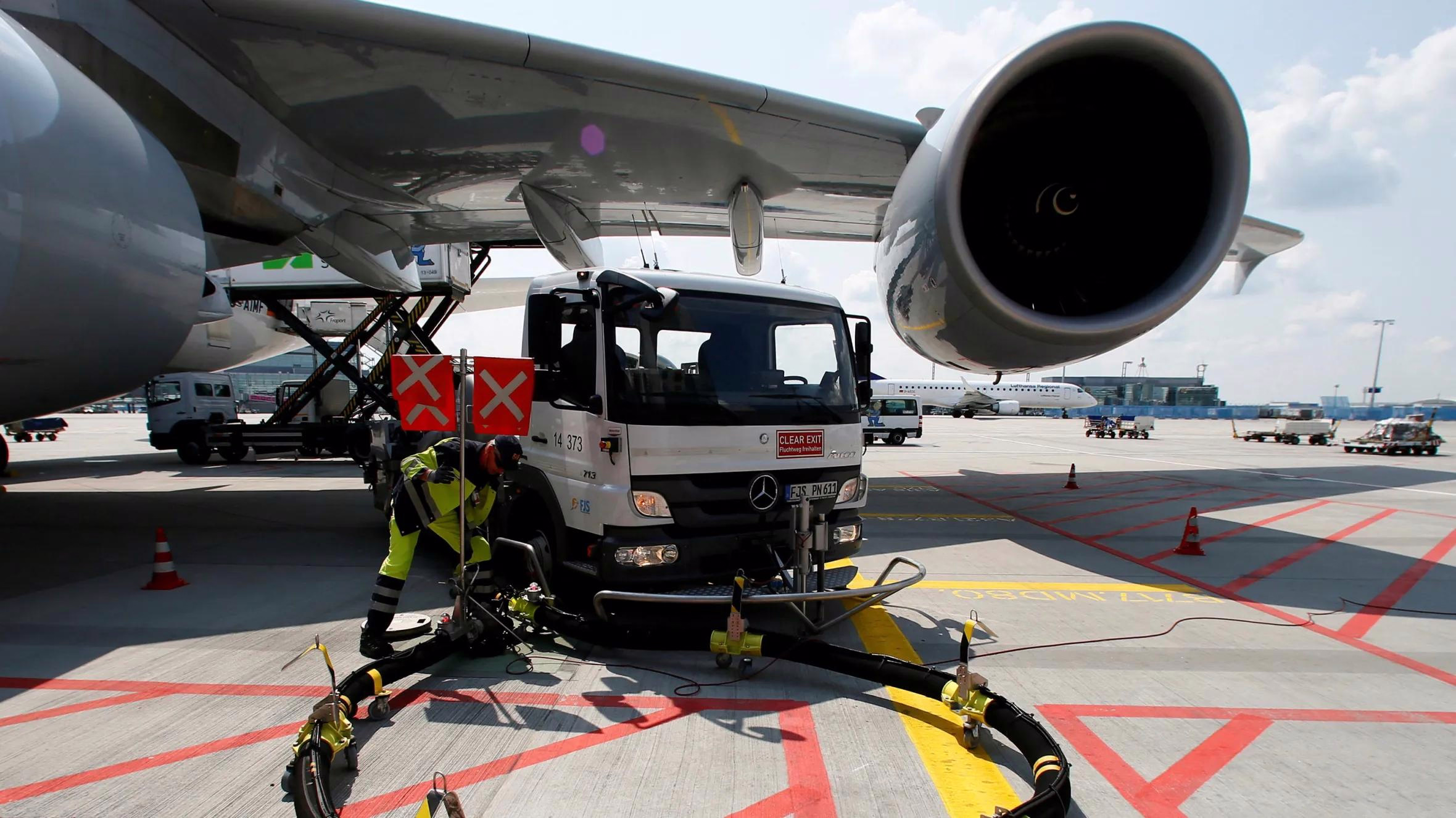 Major Airlines Cut Flights Amid Strait of Hormuz Crisis and Rising Fuel Costs