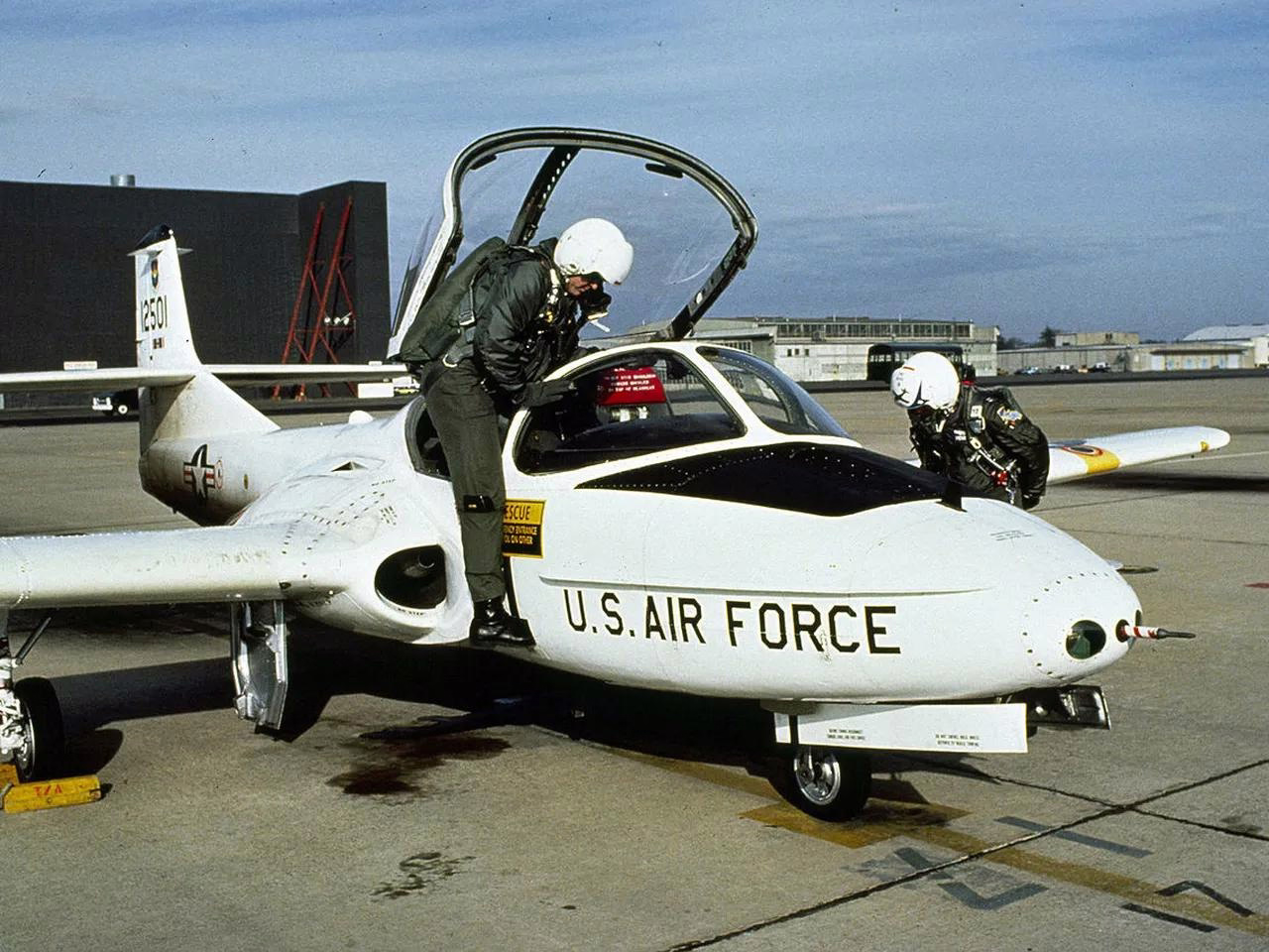 Military Falcon Aircraft Experiences Dual Engine Failure in Icing Conditions